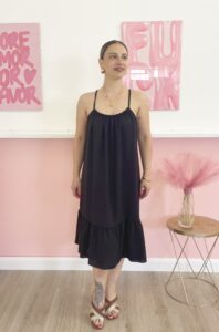 Vestito nero lungo con spalline sottili regolabili, scollo arricciato ed elastico, e balza finale
