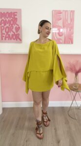 Completo tre pezzi giallo lime con top a fascia, pantagonna con elastico e poncho ampio