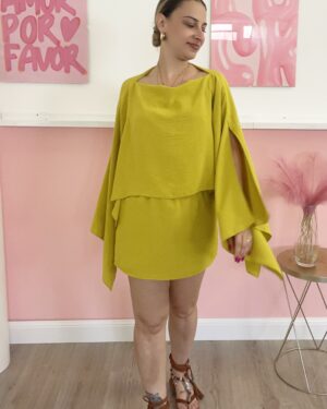 Completo tre pezzi giallo lime con top a fascia, pantagonna con elastico e poncho ampio