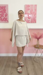Completo tre pezzi panna con top a fascia, pantagonna con elastico e poncho morbido