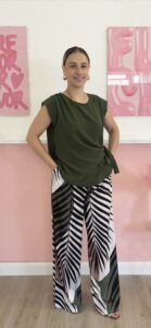 Pantaloni palazzo fantasia tropicale con stampa foglie, vita elasticizzata e tasche
