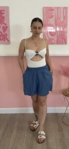 Body bianco con coppe e dettaglio cut-out sotto il seno