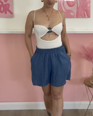 Body bianco con coppe e dettaglio cut-out sotto il seno