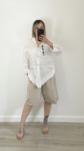 Camicia ricamata in cotone con bottoni, colletto e nodo a punta, vestibilità fino alla 46
