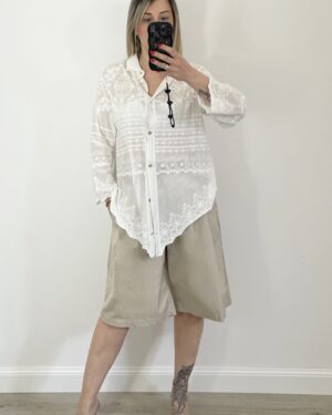 Camicia ricamata in cotone con bottoni, colletto e nodo a punta, vestibilità fino alla 46