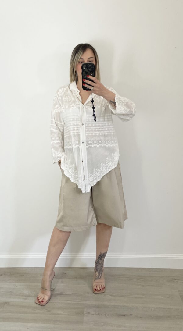 Camicia ricamata in cotone con bottoni, colletto e nodo a punta, vestibilità fino alla 46