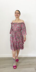 Abito boho corto con stampa etnica fucsia e verde, scollo a barca e maniche 3/4