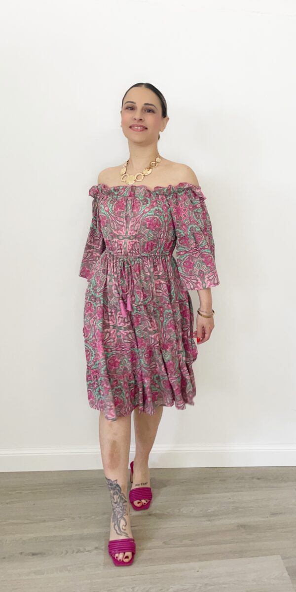 Abito boho corto con stampa etnica fucsia e verde, scollo a barca e maniche 3/4