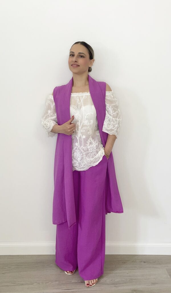 Completo magenta con gilet lungo over e pantaloni palazzo