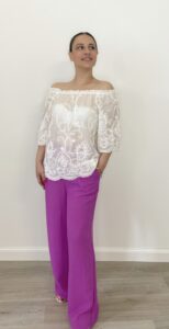 Camicia bianca ricamata con scollo elastico a barca