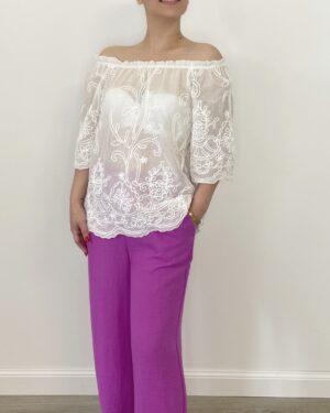 Camicia bianca ricamata con scollo elastico a barca