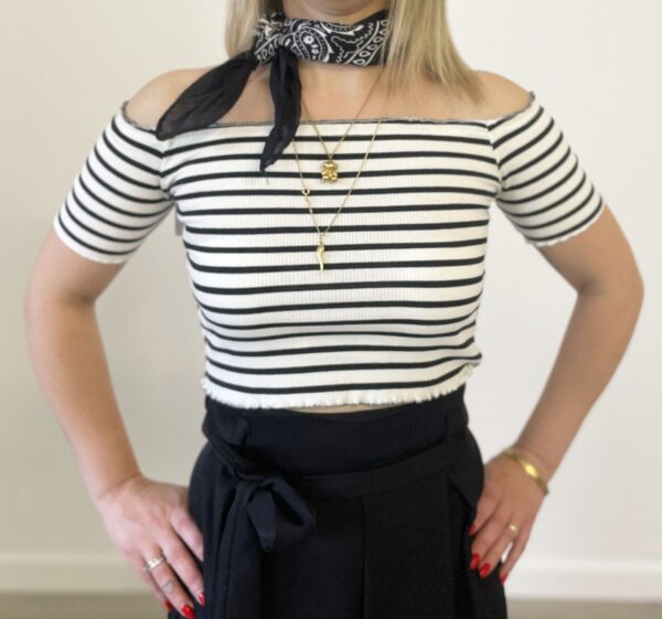 Top a righe elasticizzato bianco e nero con scollo barca indossato su pantalone nero a vita alta