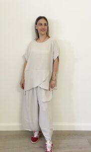 Completo oversize donna color ghiaccio con casacca asimmetrica e pantalone ampio
