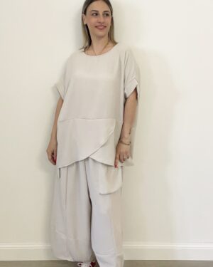Completo oversize donna color ghiaccio con casacca asimmetrica e pantalone ampio