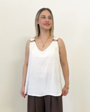 Donna indossa canotta bianca con anelli marroni effetto legno sulle spalline