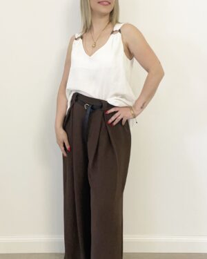 Donna indossa pantalone palazzo marrone con pinces e cintura nera a nastro