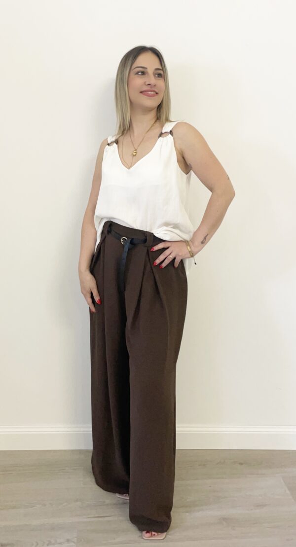 Donna indossa pantalone palazzo marrone con pinces e cintura nera a nastro