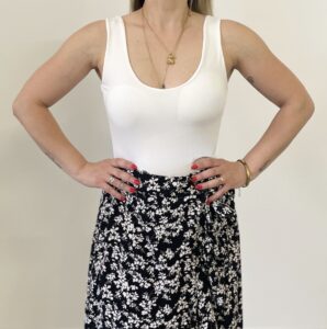 Donna indossa il Body White bianco con coppe sagomate e tessuto elasticizzato