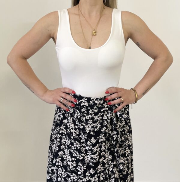 Donna indossa il Body White bianco con coppe sagomate e tessuto elasticizzato