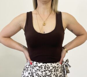 Donna indossa il Body Brown marrone con coppe sagomate e tessuto elasticizzato