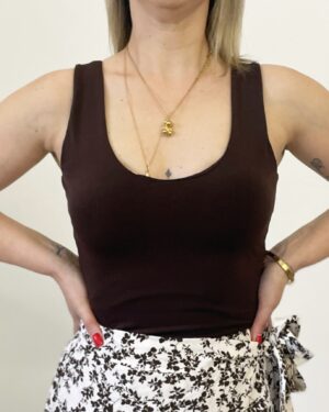 Donna indossa il Body Brown marrone con coppe sagomate e tessuto elasticizzato