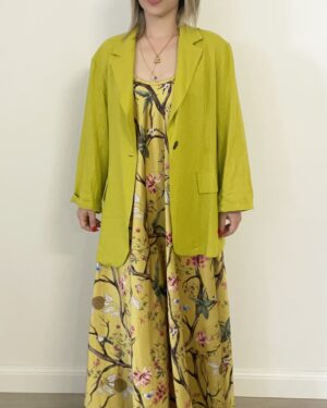 Donna indossa il Blazer Lyme color lime in lino e viscosa con chiusura monopetto