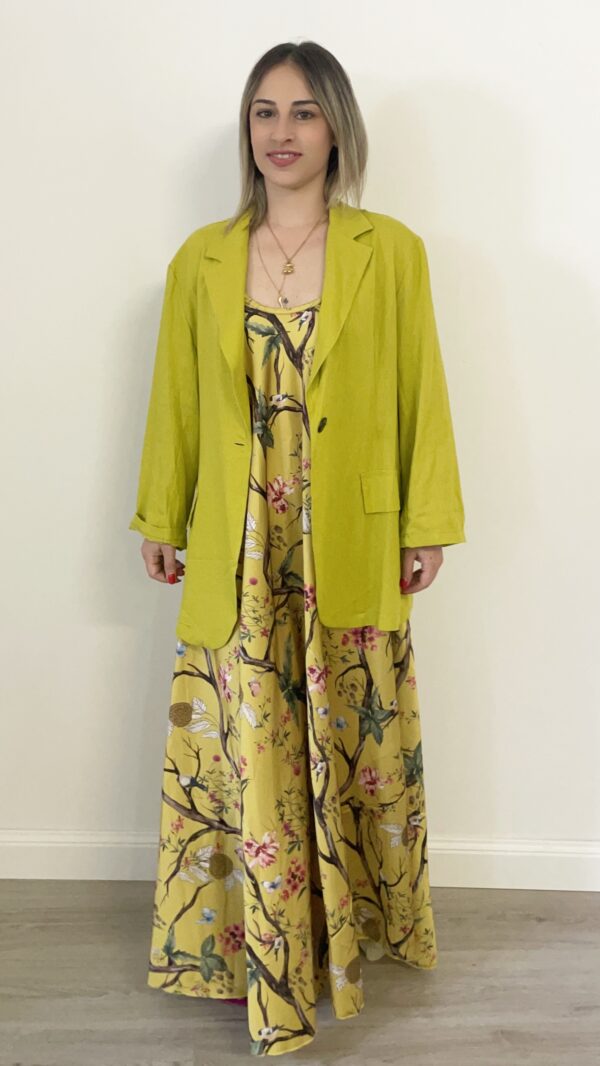 Donna indossa il Blazer Lyme color lime in lino e viscosa con chiusura monopetto