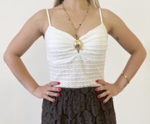 Body bianco con bretelle sottili e inserto dorato centrale – indossato 