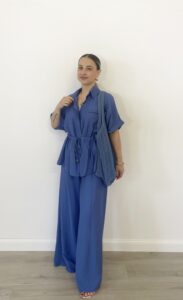 Completo donna blu con camicia a maniche corte e pantalone ampio a palazzo
