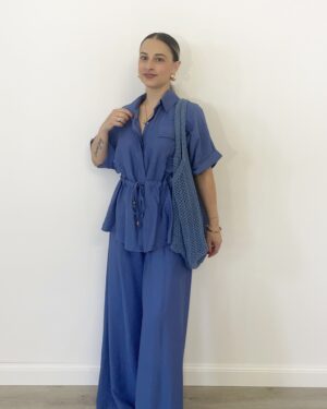 Completo donna blu con camicia a maniche corte e pantalone ampio a palazzo