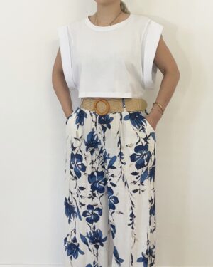 T-shirt crop oversize bianca da donna con spalla larga e risvolto