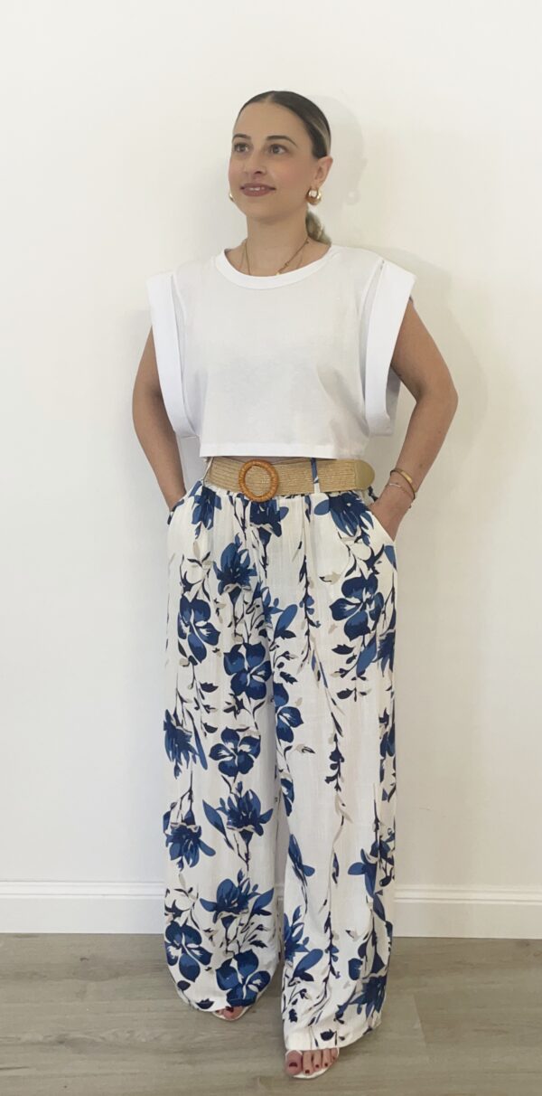 T-shirt crop oversize bianca da donna con spalla larga e risvolto