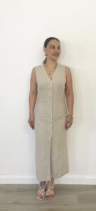 Abito lungo color naturale in lino con bottoni frontali, vestibilità aderente

