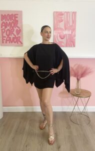 Completo 3 pezzi nero con top fascia, Pantagonna e mantella fluida
