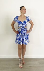 Abito corto bianco e blu con stampa floreale, scollo a cuore e cut-out laterali