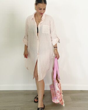 Camicia lunga a righe rosa e bianche con taschino e maniche arrotolate