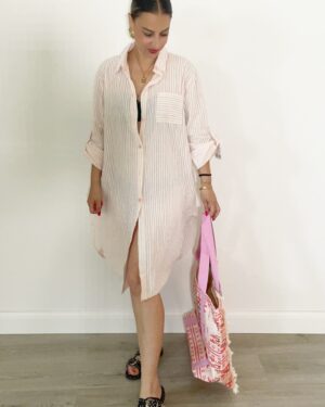 Camicia lunga a righe rosa e bianche con taschino e maniche arrotolate