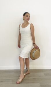Abito corto bianco crochet con spalline larghe e vestibilità elasticizzata