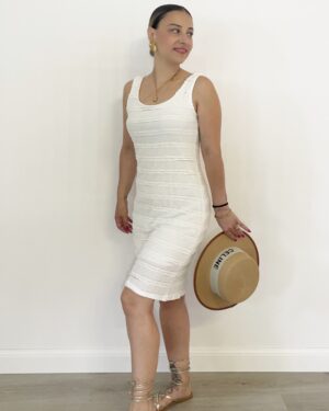Abito corto bianco crochet con spalline larghe e vestibilità elasticizzata