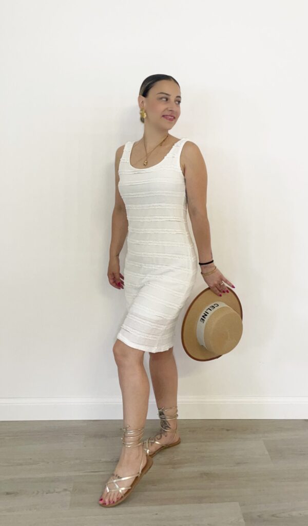 Abito corto bianco crochet con spalline larghe e vestibilità elasticizzata