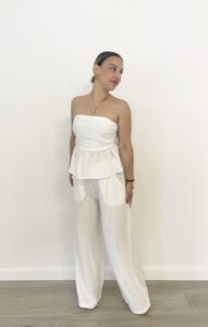Completo bianco estivo con top fascia elasticizzata con balza e pantalone palazzo con tasche