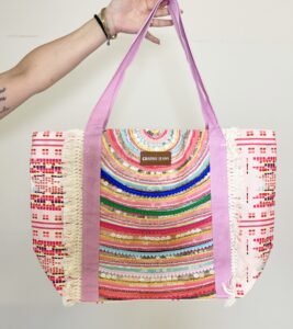 Borsa shopper Charro multicolor con decorazioni a paillettes, frange laterali e manici rosa