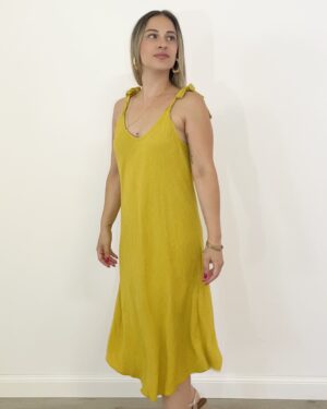 Abito midi giallo senape con spalline annodate e linea morbida.
