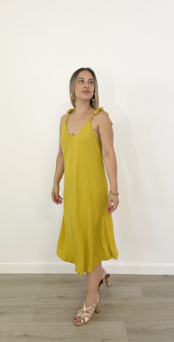 Abito midi giallo senape con spalline annodate e linea morbida.