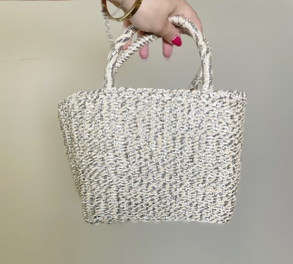 Mini borsa in paglia intrecciata con dettagli filati argento, manici rigidi e tracolla lunga removibile.