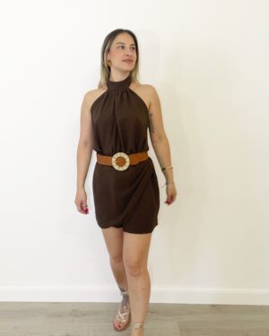 Tutina marrone corto con scollo all’americana e schiena scoperta