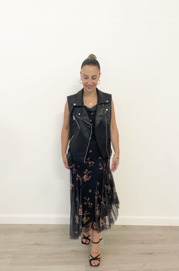 Gilet in eco pelle nera con zip e bottoni metallici