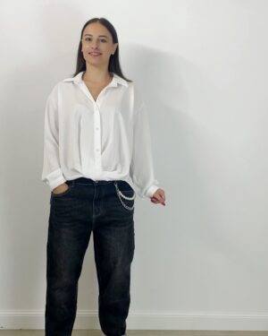Jeans boyfriend con catena removibile e perle