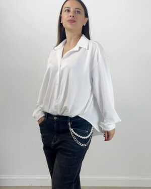 Camicia bianca asimmetrica con fondo elasticizzato davanti Camicia bianca con fondo elasticizzato più lunga dietro