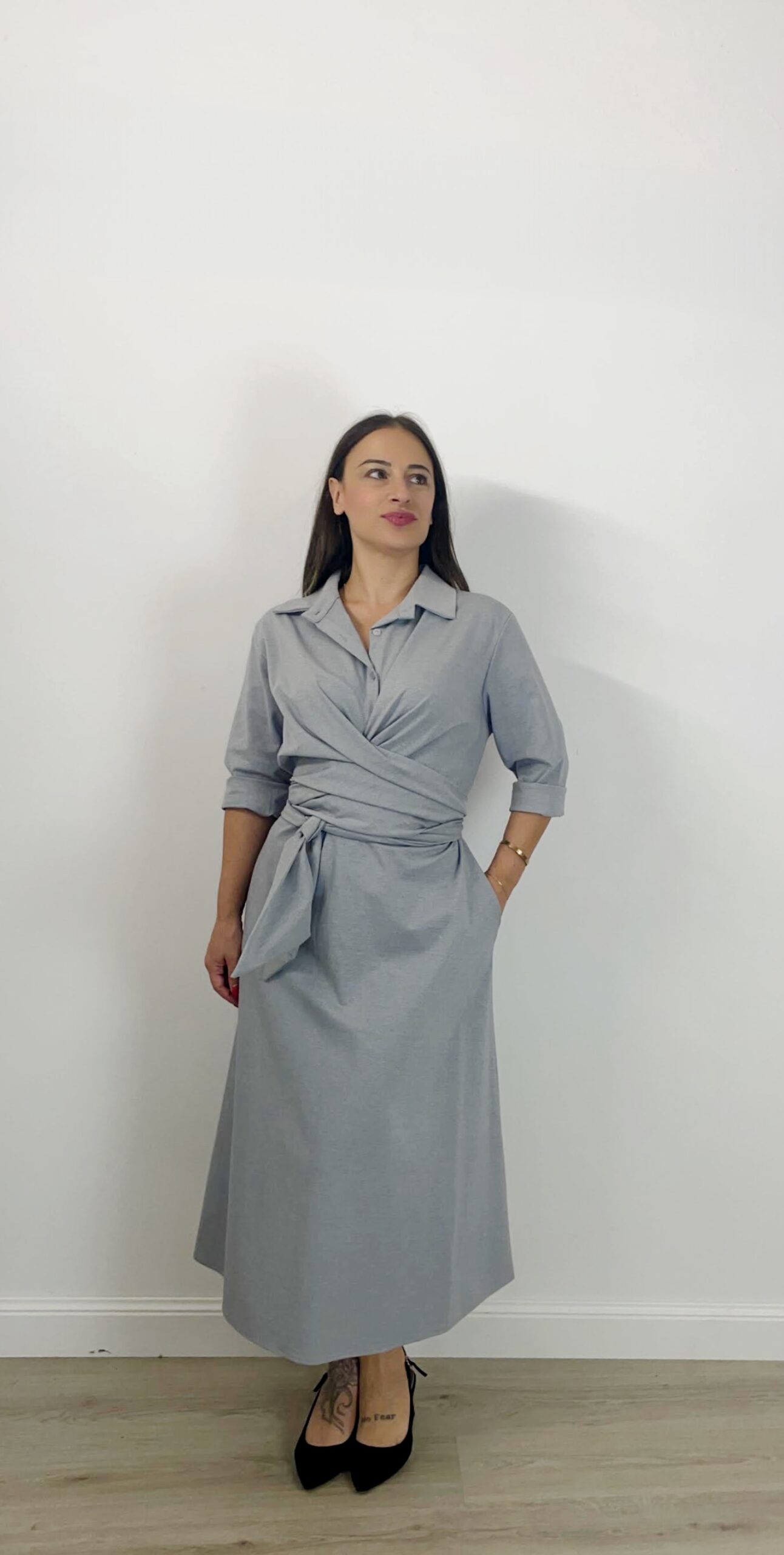 Abito grigio in punto Milano – Margot Shop Abito grigio in punto Milano con fasce in vita